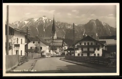 AK Seefeld i. Tirol, Strasse mit Kirche und Gebirgspanorama