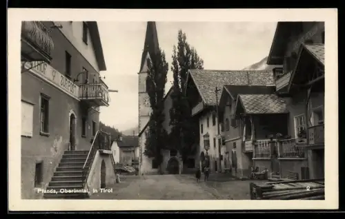 AK Pfunds /Oberinntal, Dorfstrasse mit Kirche