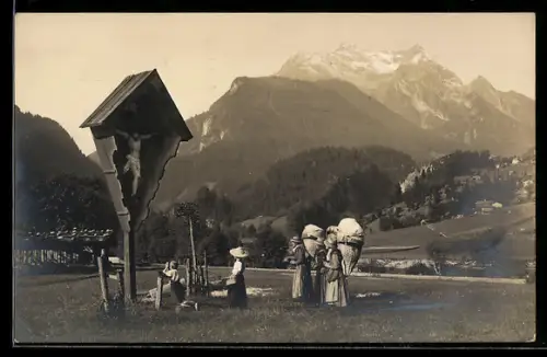 AK Mayrhofen /Zillertal, Wegkreuz, Frauen mit Körben, Bergpanorama
