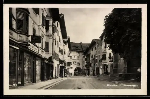 AK Kitzbühel /Tirol, Hauptstrasse mit Torbogen u. Geschäften