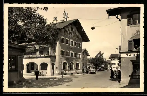 AK Reutte i. Tirol, Strasse mit Hotel Post, Bus und Tabakgeschäft
