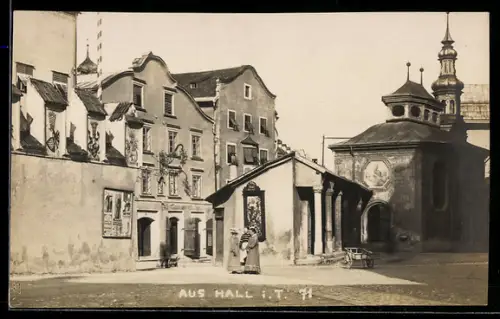 AK Hall i. T., Strassenszene mit Kapelle und Kirchturm