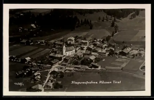 AK Kössen /Tirol, Fliegeraufnahme mit Kirche und Ortszentrum
