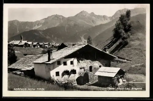 AK Serfaus /Tirol, Bergpanorama mit Gehöft und Ort