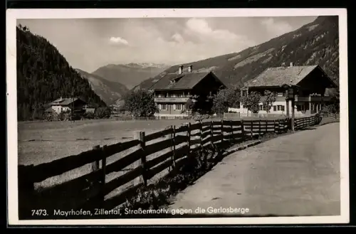 AK Mayrhofen /Zillertal, Strasse mit Häusern gegen die Gerlosberge