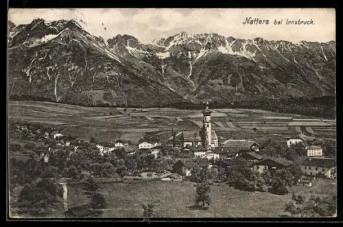 AK Natters bei Innsbruck, Dorf mit Kirche und Bergpanorama