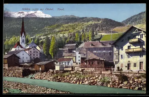 AK Sölden /Ötztal, Kirche und Häuser am Bach, Bergpanorama