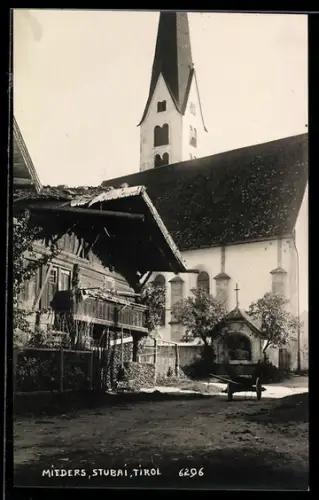 AK Mieders /Stubai, Kirche mit Bauernhaus und Bildstock