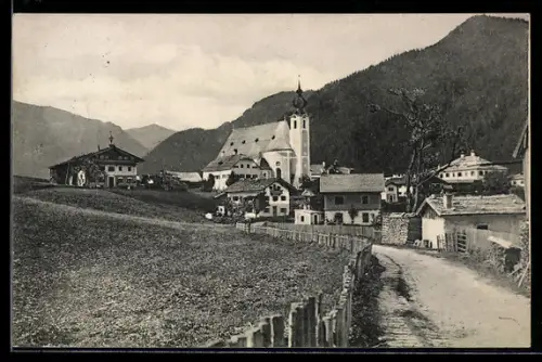AK Waidring /Tirol, Kirche mit Zwiebelturm und Gebirgspanorama
