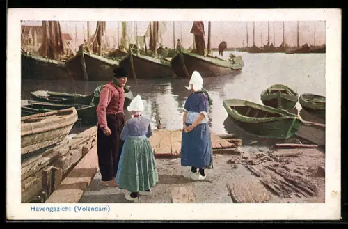 AK Havengezicht, Niederländer in Trachten, Boote