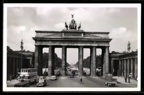 AK Berlin, Autos und Bus fahren durch das Brandenburger Tor