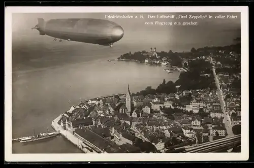 AK Friedrichshafen, Fliegeraufnahme, Luftschiff Graf Zeppelin in voller Fahrt