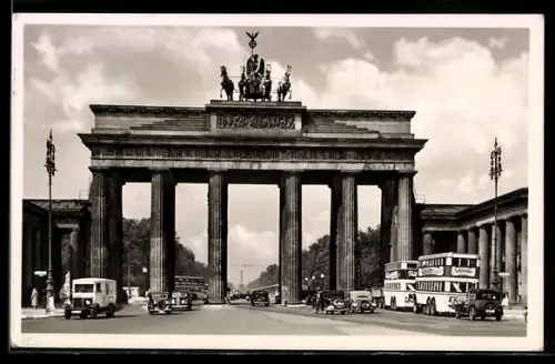 AK Berlin, Busse vor dem Brandenburger Tor