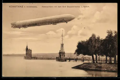AK Konstanz am Bodensee, Luftschiff Graf Zeppelin über der Hafeneinfahrt