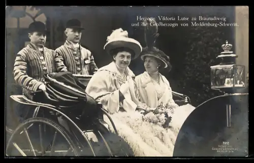 AK Herzogin Viktoria-Luise von Braunschweig und die Grossherzogin von Mecklenburg-Schwerin in der Kutsche