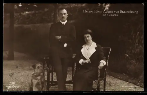 AK Herzog Ernst August von Braunschweig mit Gemahlin im Garten