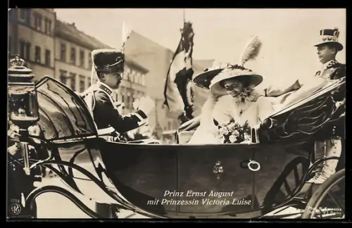 AK Prinz Ernst August von Braunschweig in Husarenuniform mit Prinzessin Victoria Luise in einer Pferdekutsche