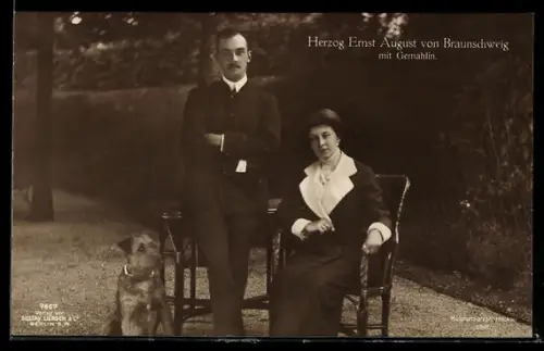 AK Herzog Ernst August von Braunschweig mit Gemahlin im Garten, Victoria Luise, Hund