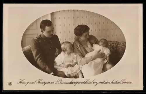 AK Herzog und Herzogin zu Braunschweig u. Lüneburg mit den beiden Prinzen als Baby auf der Couch
