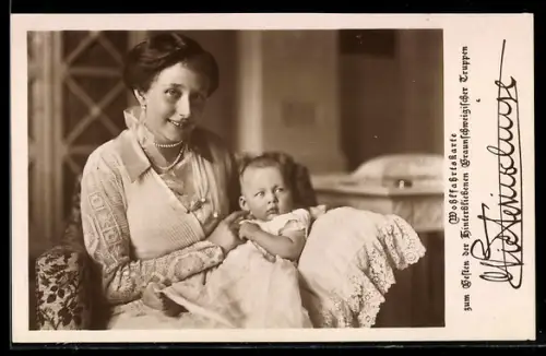 AK Victoria Louise Herzogin von Braunschweig mit Baby im Arm