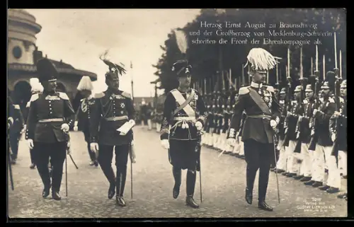 AK Herzog Ernst August zu Braunschweig & Grossherzog von Mecklenburg-Schwerin schreiten Front der Ehrenkompagnie ab