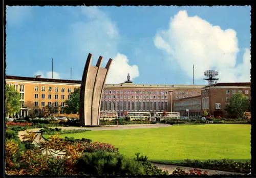 AK Berlin, Flughafen Tempelhof, Platz der Luftbrücke mit Luftbrückendenkmal