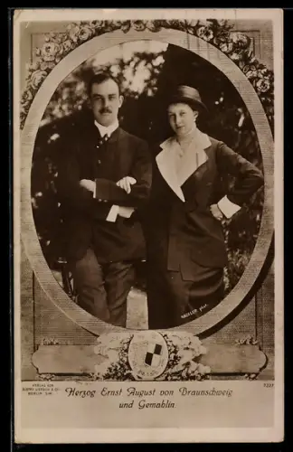 AK Herzog Ernst August von Braunschweig und Gemahlin am Arm