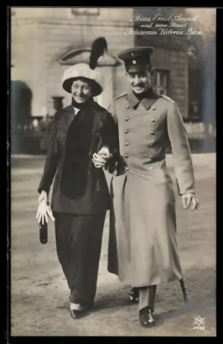 AK Prinz Ernst August von in Uniform mit seiner Braut Prinzessin Victoria Luise, an den Händen haltend beim Spaziergang