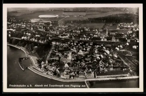 AK Friedrichshafen, Zeppelin über der Stadt, Zeppelinwerft u. Altstadt vom Flugzeug aus gesehen