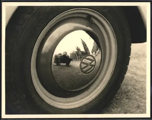Fotografie Auto Volkswagen, Fotograf und Kathedrale spiegeln sich in VW Radkappe