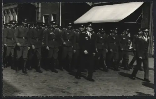 Fotografie unbekannter Fotograf, Ansicht Nauen / Havelland, Militärparade, Russische Soldaten im Marsch