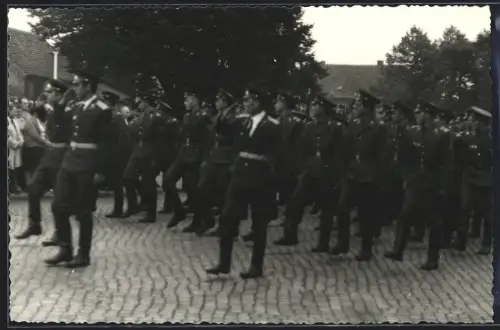 Fotografie unbekannter Fotograf, Ansicht Nauen / Havelland, Russische Soldaten beim Parademarsch im Ort