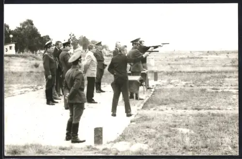 Fotografie NVA & Russische Soldaten mit Handfeuerwaffe am Schiessstand