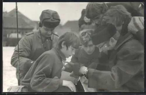 Fotografie Kampfgruppe während einer taktischen Besprechung mit Landkarte