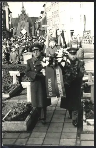 Fotografie unbekannter Fotograf, Ansicht Nauen /Havelland, Russische Soldaten bei Kranzniederlegung zu Ehren d. Garnison