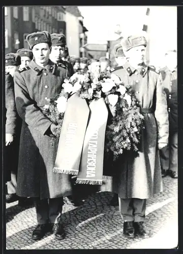 Fotografie unbekannter Fotograf, Ansicht Nauen / Havelland, Russische Soldaten legen Kranz zu Ehren der Garnision nieder
