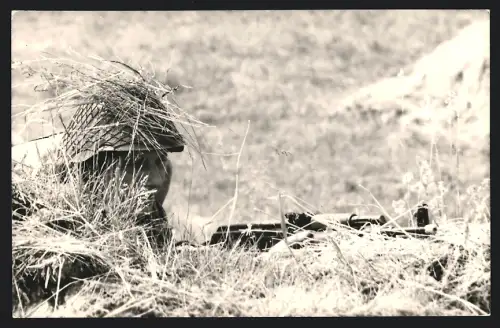 6 Fotografien Kampfgruppe während einer Gefechtsübung, im Marsch & beim Exerzieren auf Kasernengelände