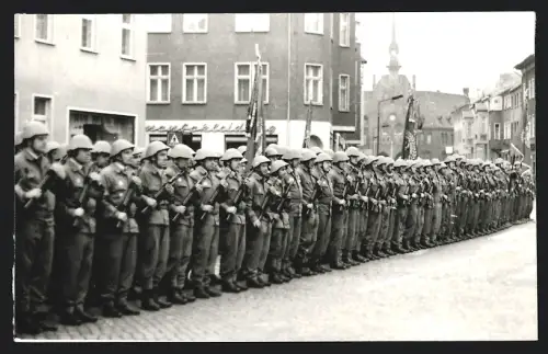 4 Fotografien unbekannter Fotograf, Ansicht Nauen / Havelland, Parade der Kampfgruppe in der Berliner Strasse