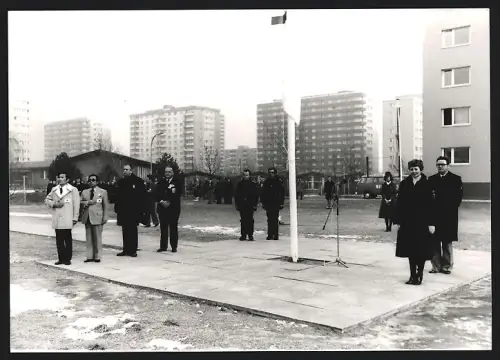 Fotografie Murauer, Innsbruck, Ansicht Innsbruck, Olympia / Arzl - Olympisches Dorf, Japaner beim Fahnenappell