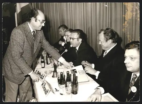 Fotografie Bundeskanzler Willy Brandt wird während einer Sitzung um ein Autogramm gebeten