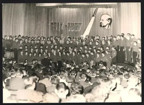 Fotografie Feier zum 50 jährigen Bestehen der Sowjetunion, FDJ-Chor & Wladimir Iljitsch Lenin Konterfei
