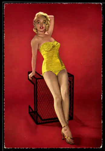 AK Schauspielerin Marilyn Monroe im knappen gelben Kleid