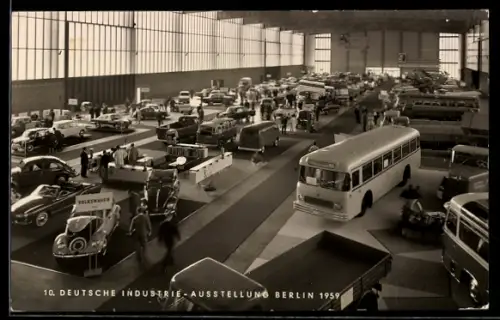 AK Berlin, 10. Deutsche Industrie-Ausstellung 1959, Ausstellung mit Auto von Volkswagen und Bus