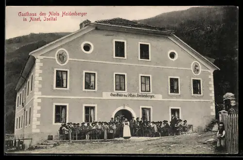 AK Ainet /Iseltal, Gasthaus des Alois Heidenberger mit Besuchern