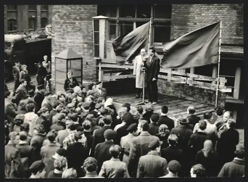 Fotografie Kreischer spricht zur Begrüssung von Wolfgang Seiffert am Kabelwerk Oberspree 1956