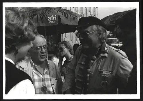 Fotografie Helmut Bausch (KPD) mit Pin Künstler für den Frieden