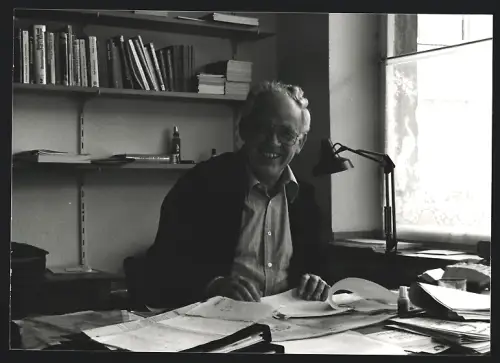 Fotografie Helmut Bausch (KPD) an seinem Tisch sitzend