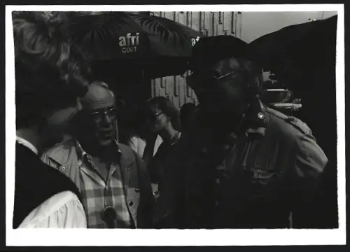Fotografie Helmut Bausch (KPD) im Gespräch mit einer Gruppe