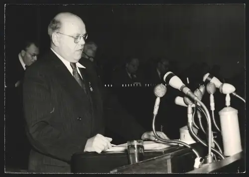 Fotografie Karl Schirdewan bei einer Rede zum IV. Parteitag der SED 1954