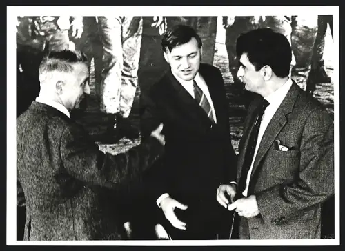 Fotografie Manfred A. Tripp, Frankfurt a. M., Prof. Josef Schleifstein, Dr. Jung und Dr. Hess auf der IMSF-Tagung 1971